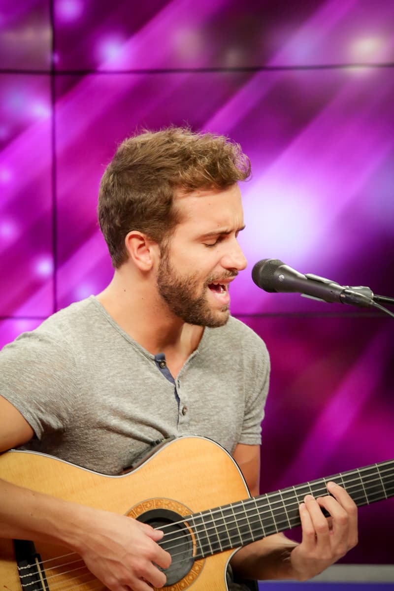 El cantante español y nominado a tres premios Latin Grammy estuvo en los estudios de Klove para deleitar a sus fans.