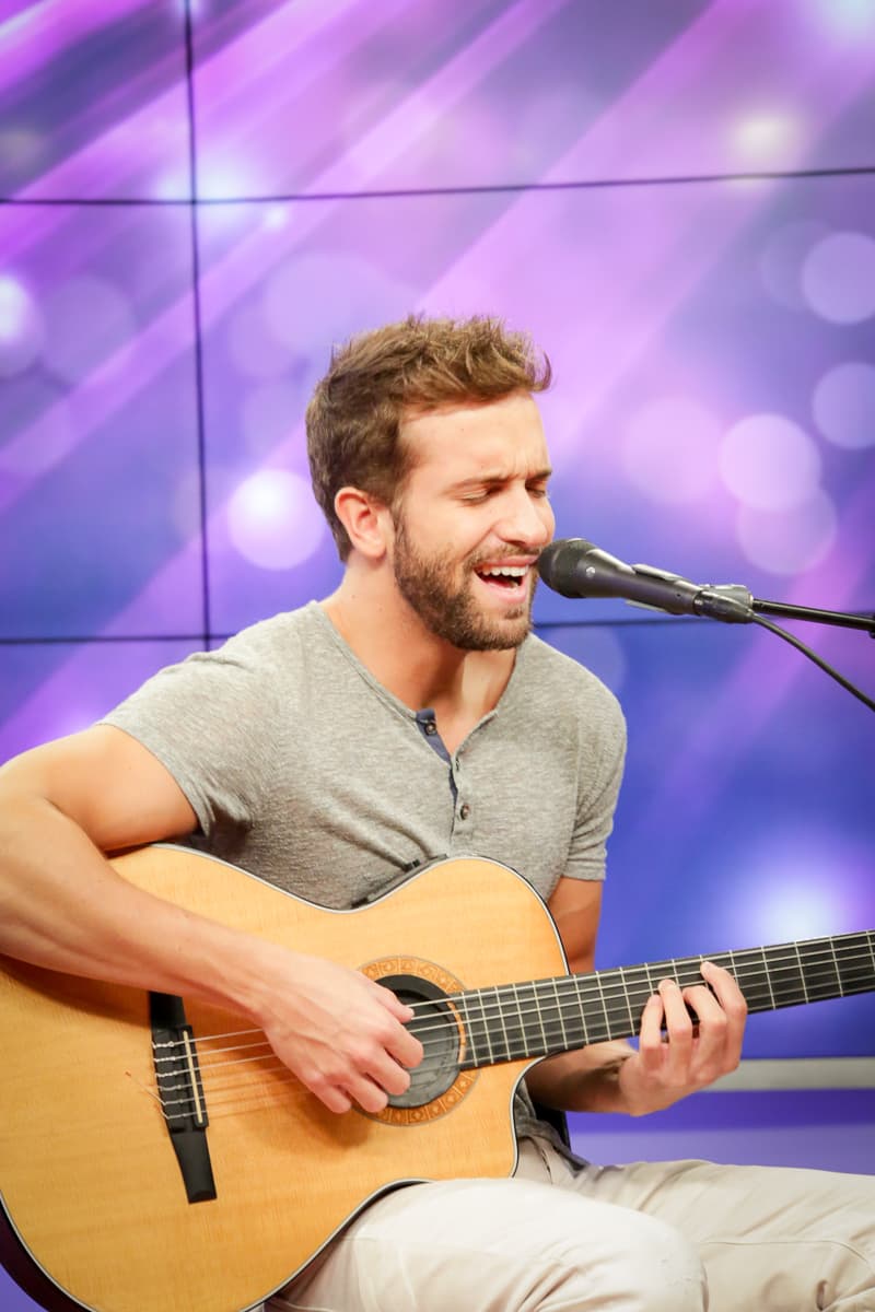 El cantante español y nominado a tres premios Latin Grammy estuvo en los estudios de Klove para deleitar a sus fans.