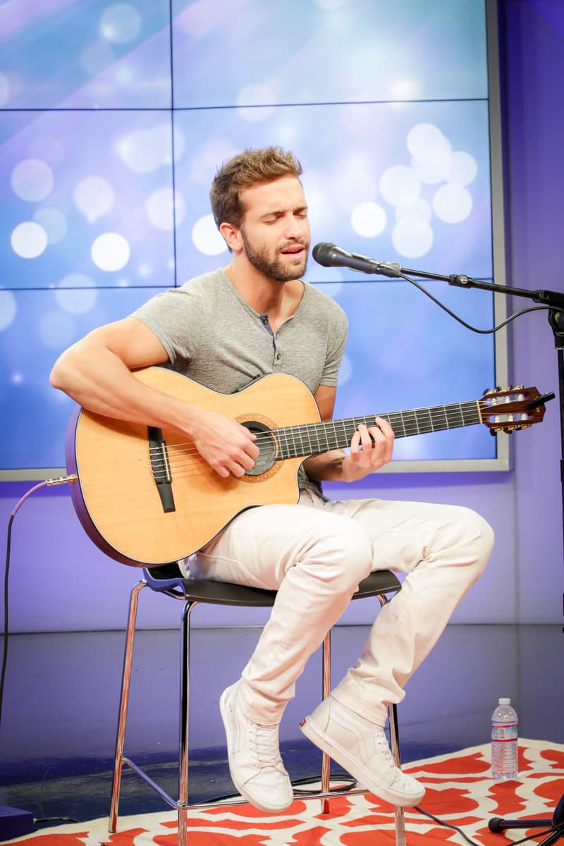 El cantante español y nominado a tres premios Latin Grammy estuvo en los estudios de Klove para deleitar a sus fans.