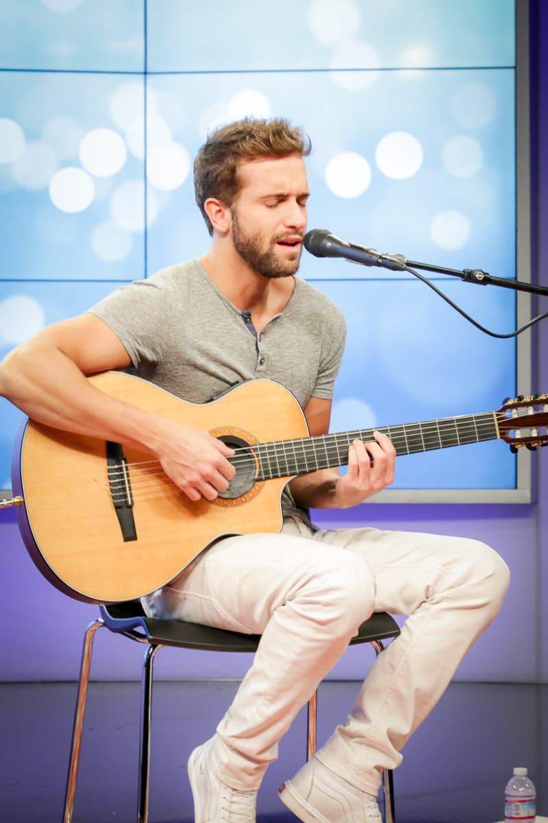 El cantante español y nominado a tres premios Latin Grammy estuvo en los estudios de Klove para deleitar a sus fans.