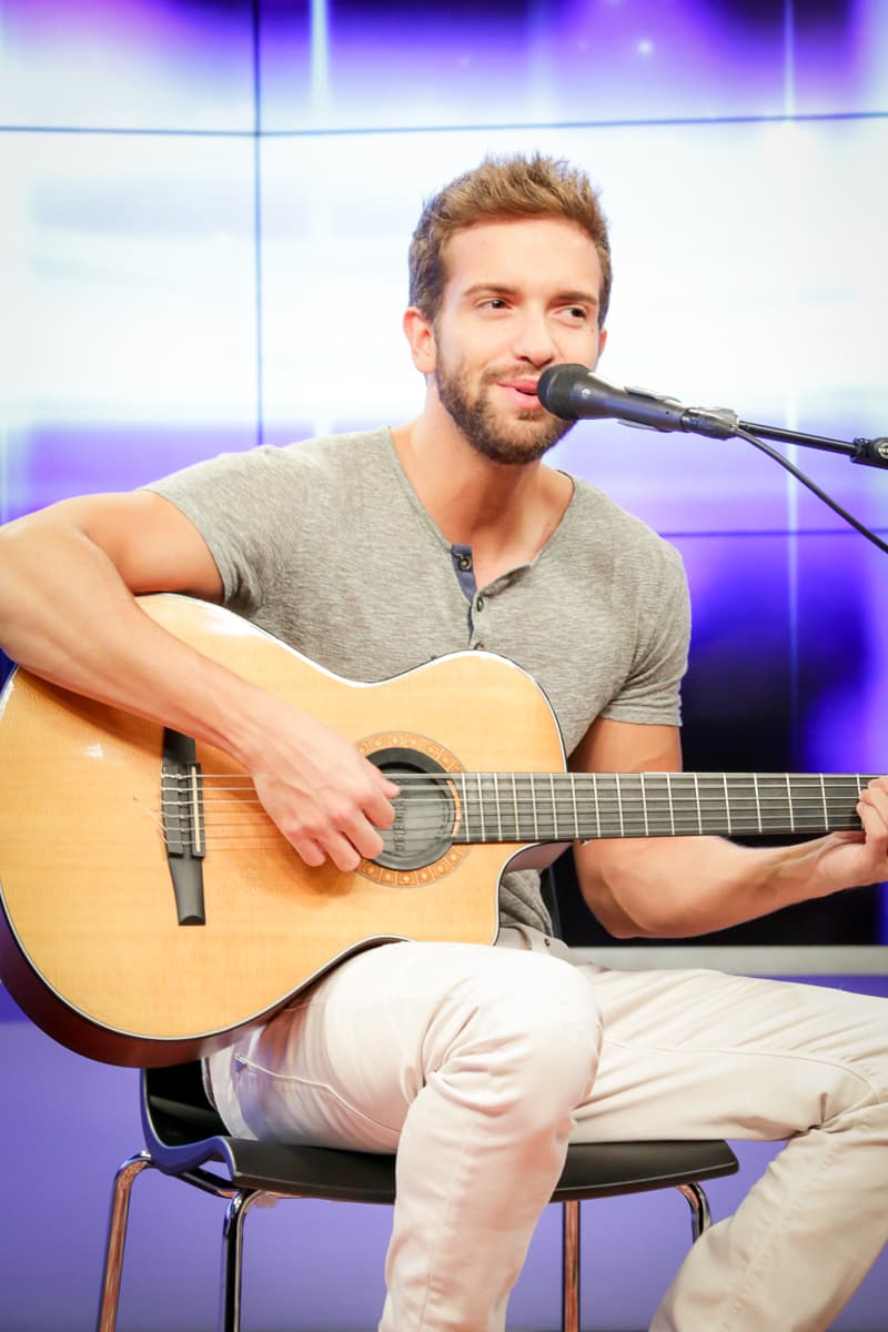 El cantante español y nominado a tres premios Latin Grammy estuvo en los estudios de Klove para deleitar a sus fans.