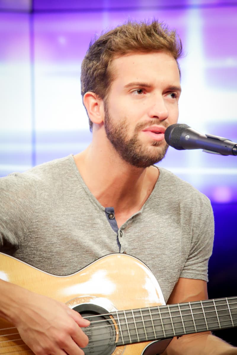 El cantante español y nominado a tres premios Latin Grammy estuvo en los estudios de Klove para deleitar a sus fans.