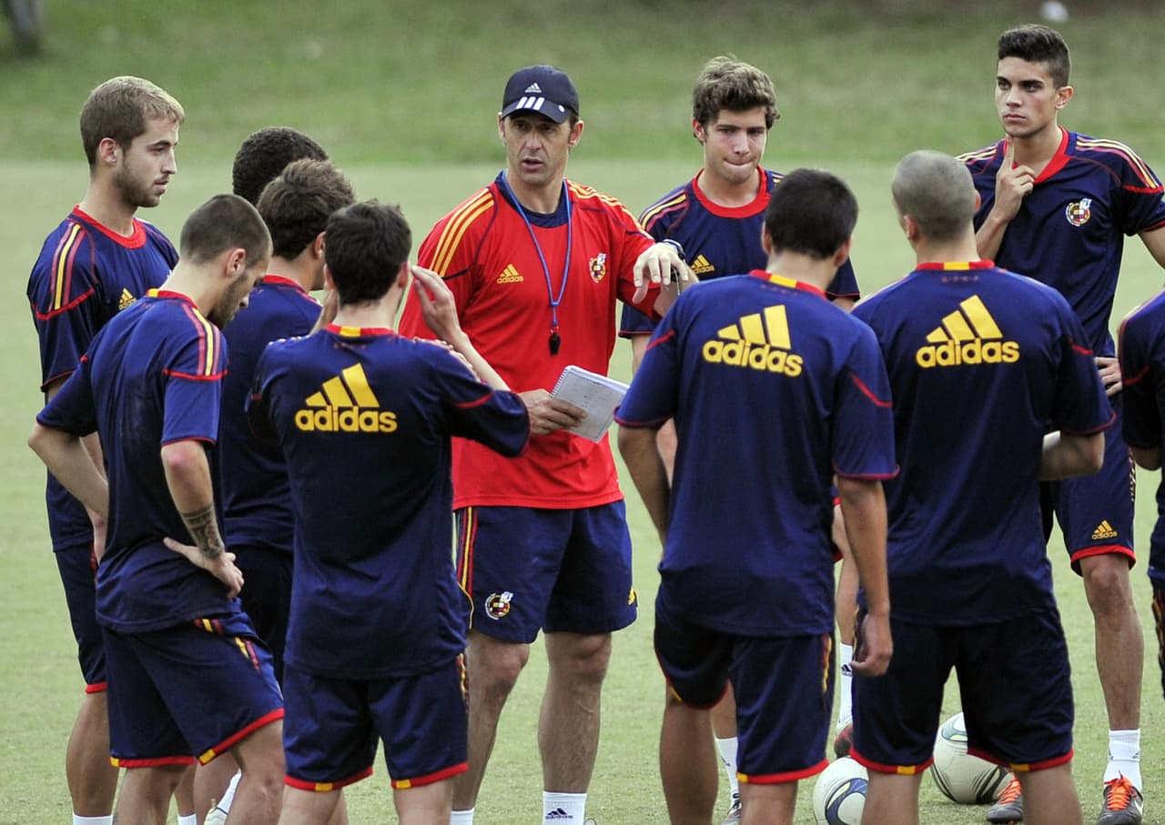 Entre agosto de 2010 y mayo de 2014 fue seleccionador de juveniles de España. En el Mundial Sub-20 de 2011 tuvo su debut en mundiales y allí cayó en penaltis contra Brasil, que sería campeona.