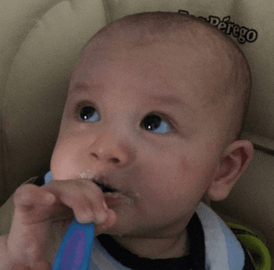 Su ternura ha cautivado a la actriz, quien no deja de capturar cada momento junto al pequeño Daniel. Esta fotografía fue de su primer cereal.