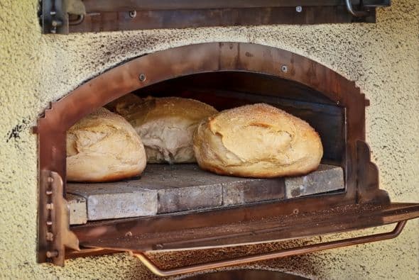 Mezcla hasta que pueda trabajarla aunque al principio puede estar bien pegajosa. Amasa con la palma de la mano y doblando la masa hasta que esté suave y manejable. Dale la forma redonda y coloca en plancha de ir al horno. Haz un corte en la superficie del pan, en forma de cruz. Hornea 45 minutos. Puedes untar con un poco de miel después de los primeros 35 minutos de hornearse.