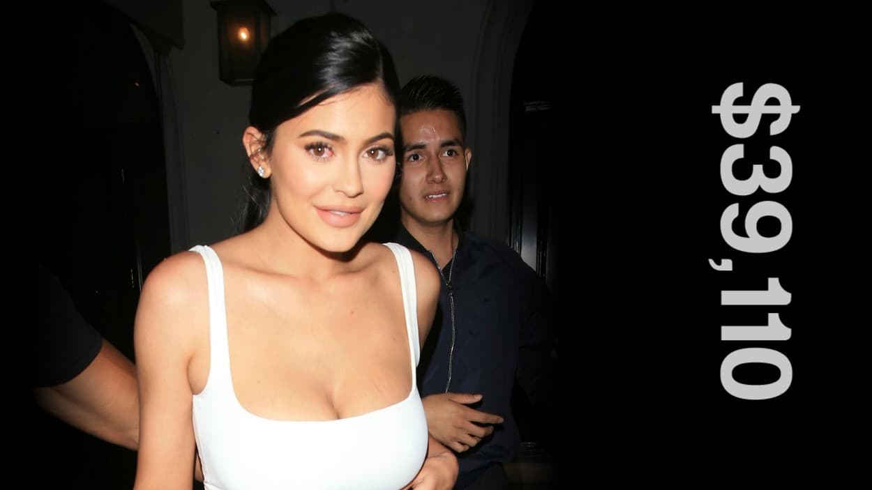 La menor del clan, 
<b>Kylie Jenner</b>, quien despunta como un ícono en la industria de cosméticos, ganaría una pizca de su fortuna de 
<b>50 millones de dólares: 39,110 dólares anuales</b> como 
<b>ejecutiva de desarrollo de negocios</b>.