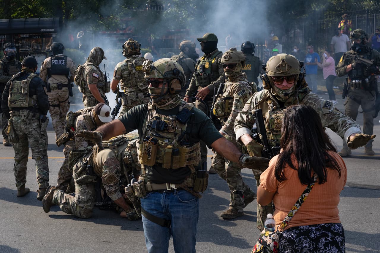 El sábado 4 de octubre por la mañana,
<b><a href="https://www.univision.com/local/chicago-wgbo/trump-ordena-despliegue-de-300-tropas-en-chicago" target="_blank"> Pritzker anunció</a> que el mandatario le había dado un ultimátum.</b>
<br>
<br>“Esta mañana, el Departamento de Guerra de la Administración Trump me dio un ultimátum: moviliza a tus tropas o lo haremos nosotros”, dijo Pritzker en un comunicado.
<br>
<br>“Es absolutamente escandaloso y antiestadounidense exigirle a un gobernador que despliegue tropas militares dentro de nuestras propias fronteras y en contra de nuestra voluntad”.