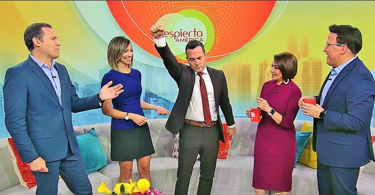 Sus compañeros lo recibieron felices y él con su buen humor que lo caracteriza dijo estar preparado para madrugar y despertar a su público cada mañana.