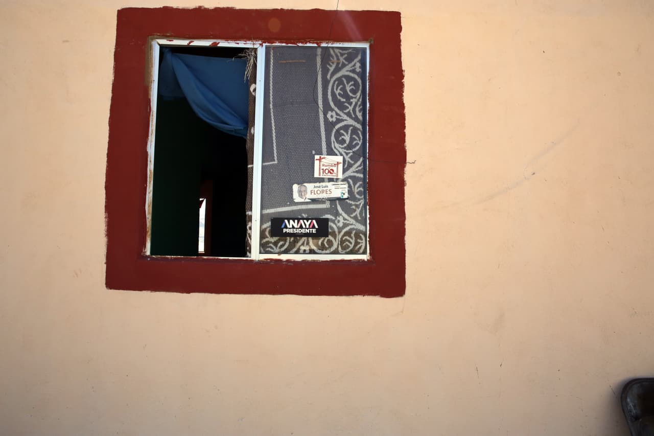 Una campaña de pegantinas. A Rosa Benavides los candidatos le llenaron las ventanas y la puerta de su casa de pegantinas con sus rostros y lemas de campaña. Ella las dejó, aunque no votará por ninguno de ellos. Cree que los políticos van solo a prometer, pero luego no les cumplen.
