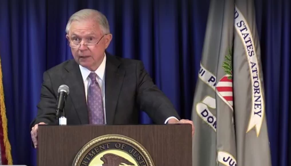 Durante su mensaje, Sessions recalcó la intención del presidente Trump de construir el muro fronterizo y endurecer el sistema migratorio. “Daremos la bienvenida a los mejores y más brillantes, regresando a los miembros de pandillas y abusadores de niños”, señaló el fiscal general de Estados Unidos.