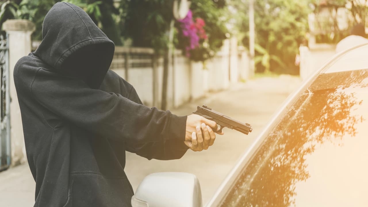 <h3 class="cms-h3-H3">Servicio no incluido</h3>
<br>
<br>En diciembre de 2016 un chofer de Uber disparó y
<b><a href="https://www.univision.com/noticias/autos/chofer-de-uber-dispara-y-mata-a-un-asaltante-en-miami" target="_blank"> mató a un asaltante</a></b> armado, parte de un dúo de delincuentes que había interceptado su vehículo, a pocos momentos de haber recogido a un pasajero en un edificio residencial en la ciudad de Aventura, Florida. Los términos del contrato de servicio de Uber prohíben que sus choferes
<b> porten armas de fuego</b>, aún en los estados como Florida donde es legal hacerlo si se cuenta con los permisos legales. El departamento de policía local no presentó cargos contra el chofer.
<br>