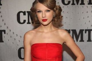 Taylor le respondió: "Yo no he hecho nada más que quererte y apoyarte. No es propio de ti poner a mujeres en contra de otras mujeres".