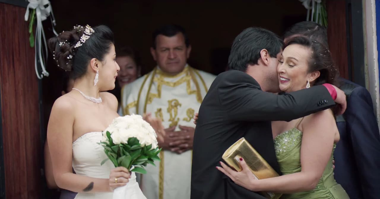 Su suegra le dio un efusivo abrazo afuera de la iglesia después de la ceremonia nupcial.