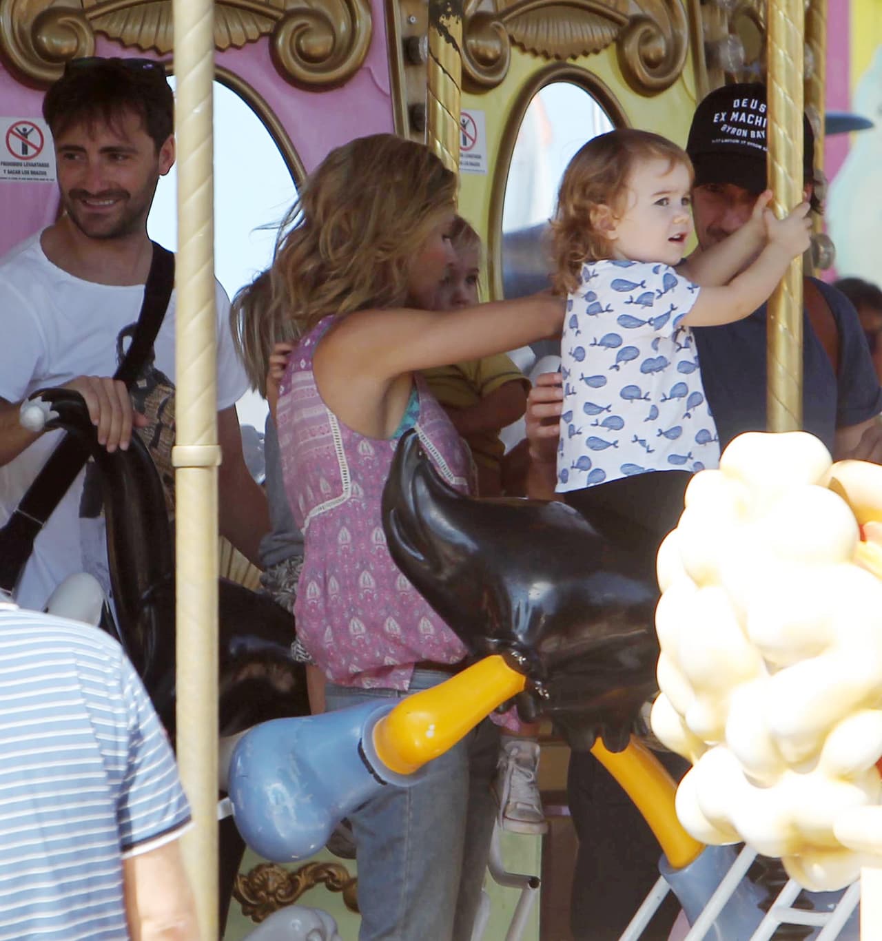 Se subió con ellos a los juegos.