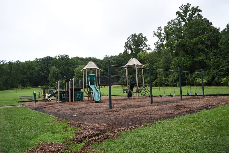 El parque es popular entre los excursionistas. Los observadores de aves disfrutan de la migración estacional de aves rapaces desde la plataforma de observación.
<br>
<br>También ofrece áreas para niños.