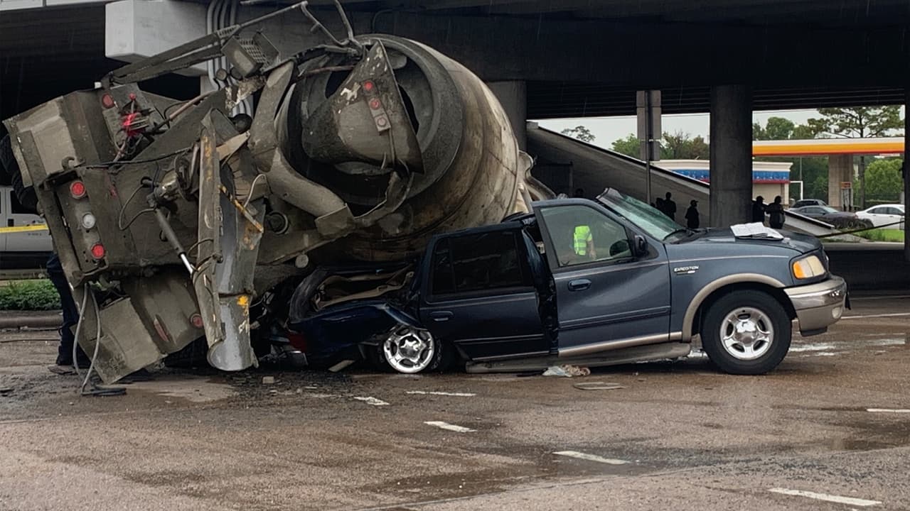 Camión de cemento cae sobre un automóvil con cuatro pasajeros: murió un niño de casi 2 años