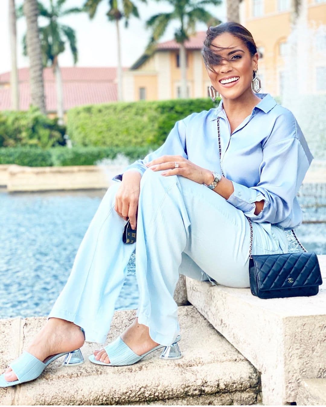 Francisca Lachapel cautiva con todo lo que usa y con este look 'baby blue' alcanzó más de 50 mil 'me encanta' en Instagram. Este conjunto es una muestra de las prendas ideales para entretiempo, es decir, cuando hay una temperatura templada en la cual no se llega a un extremo de frío o calor.