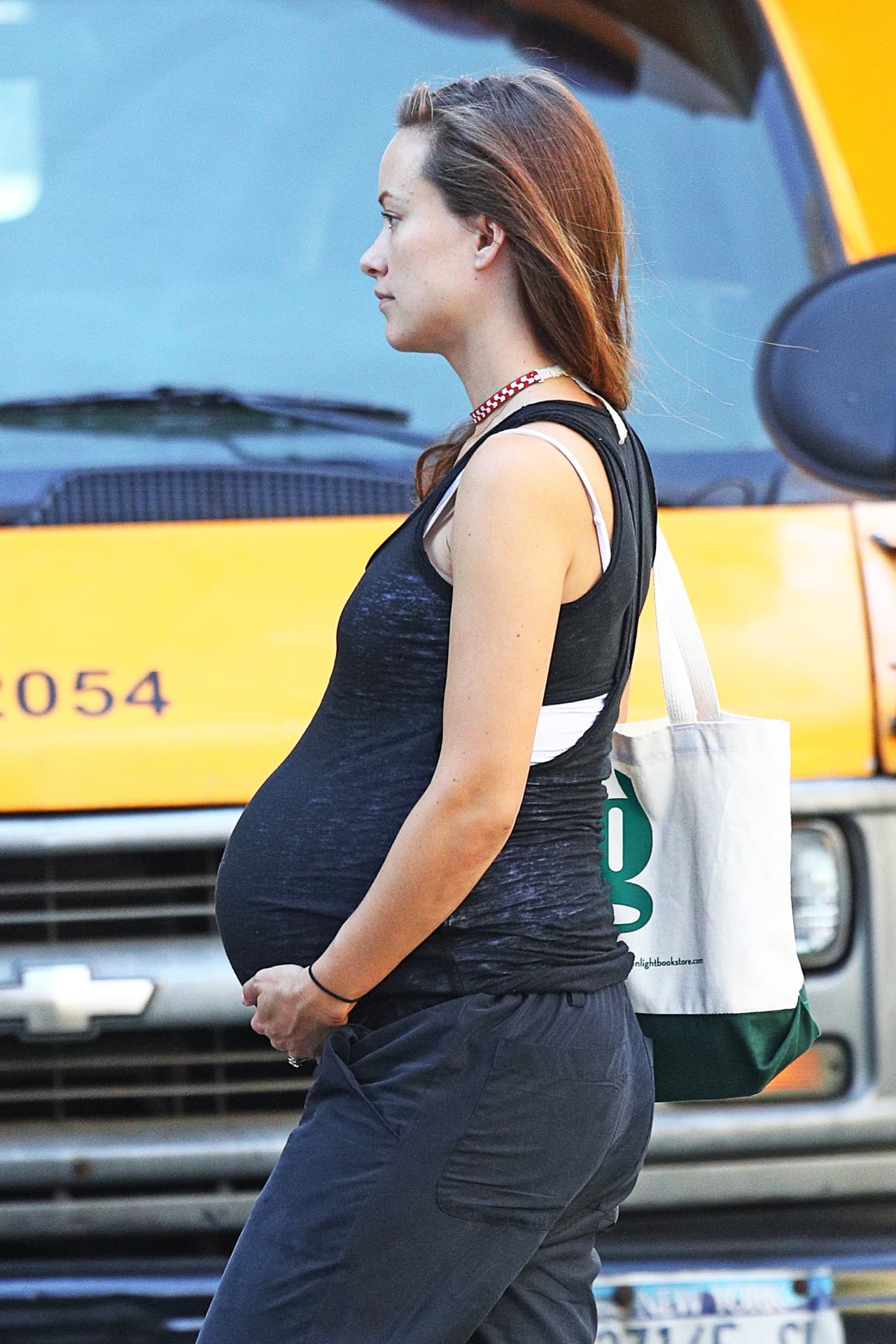 Al parecer ya está muy pesada, Olivia tenía que ayudarse con las manos para cargarla.