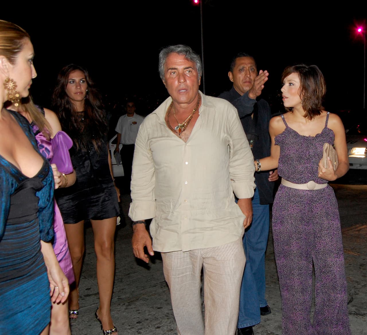 El empresario Jaime Camil Garza (al centro), quien fue muy amigo del fallecido 'Príncipe de la canción', se ofreció a colaborar para agilizar el
<b><a href="https://www.univision.com/shows/despierta-america/amigo-cercano-a-la-familia-de-jose-jose-explica-por-que-ni-la-esposa-puede-ver-el-cuerpo-video" target="_blank">proceso de repatriación del cuerpo</a></b>.