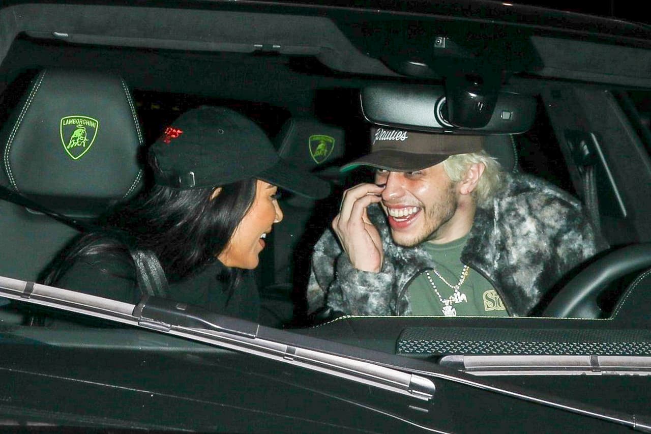 Aunque ella y la estrella de 'Saturday night live' llevan saliendo desde meses atrás, esta fue la primera vez en que la empresaria lo llevó a un evento oficial. 
<br>