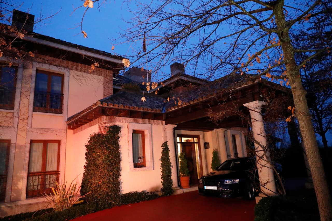 En el 'Pabellón del Príncipe' viven los reyes y esa residencia está a medio kilómetro de la vivienda de los reyes eméritos. Apenas 0.3 millas que es lo que tiene que recorrer la reina Sofía cuando quiere ver a sus nietas, aunque le reina Letizia pide que se le avise por adelantado de
<b><a href="https://www.univision.com/entretenimiento/no-fue-por-una-foto-asi-empezo-el-lio-entre-la-reina-letizia-y-la-madre-del-rey-de-espana?utm_source=facebook&utm_medium=social&utm_campaign=ed_entretenimiento&utm_term=entretenimiento&utm_content=celebridades">las visitas de la abuela</a></b>, para autorizarlas.