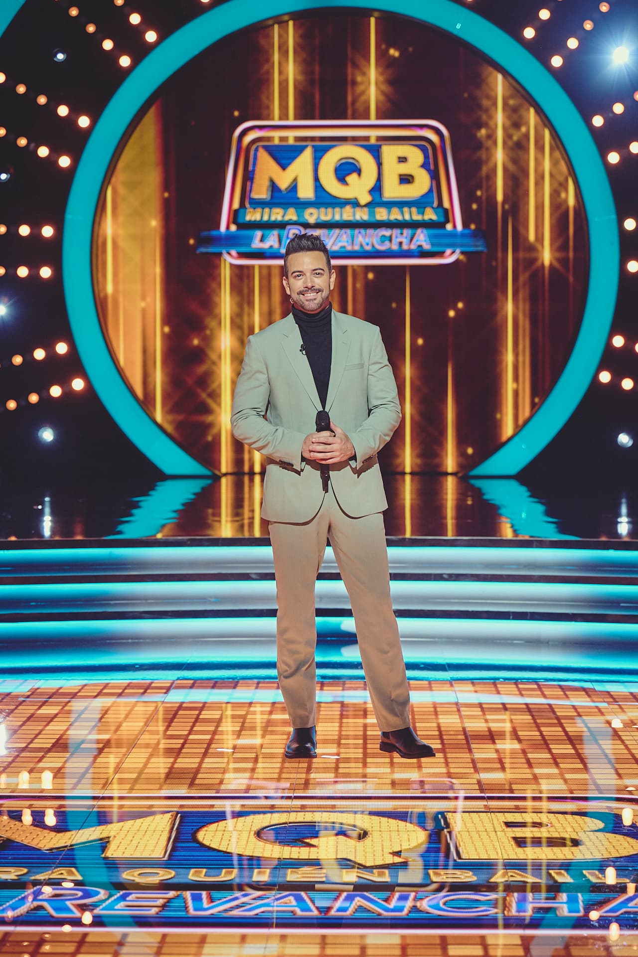 Mane de la Parra lució un elegante traje verde olivo que destacó su estilo, para completar su look, combinó con acierto un pullover de cuello de tortuga negro, creando un contraste elegante y moderno.