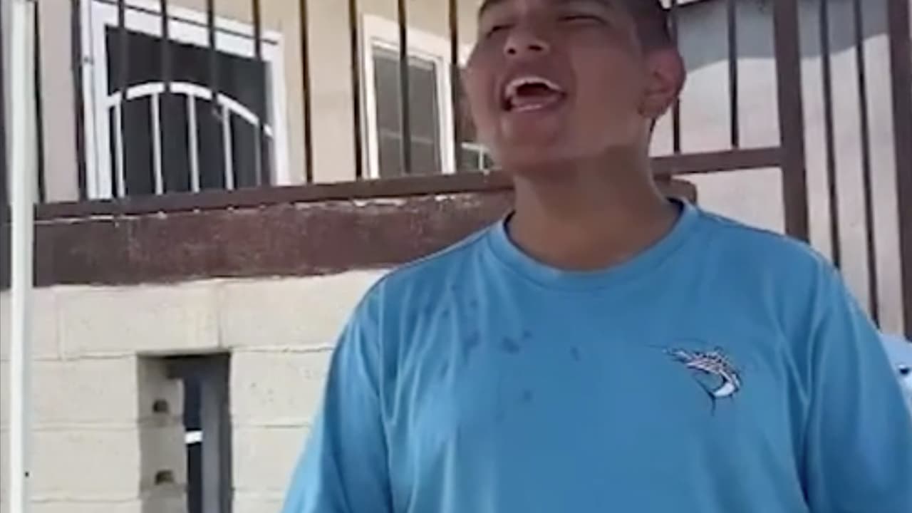 <b>"Ya están listos los bolis",</b> dice a todo pulmón este adolescente, quien además de estudiar también tiene su pequeño negocio.