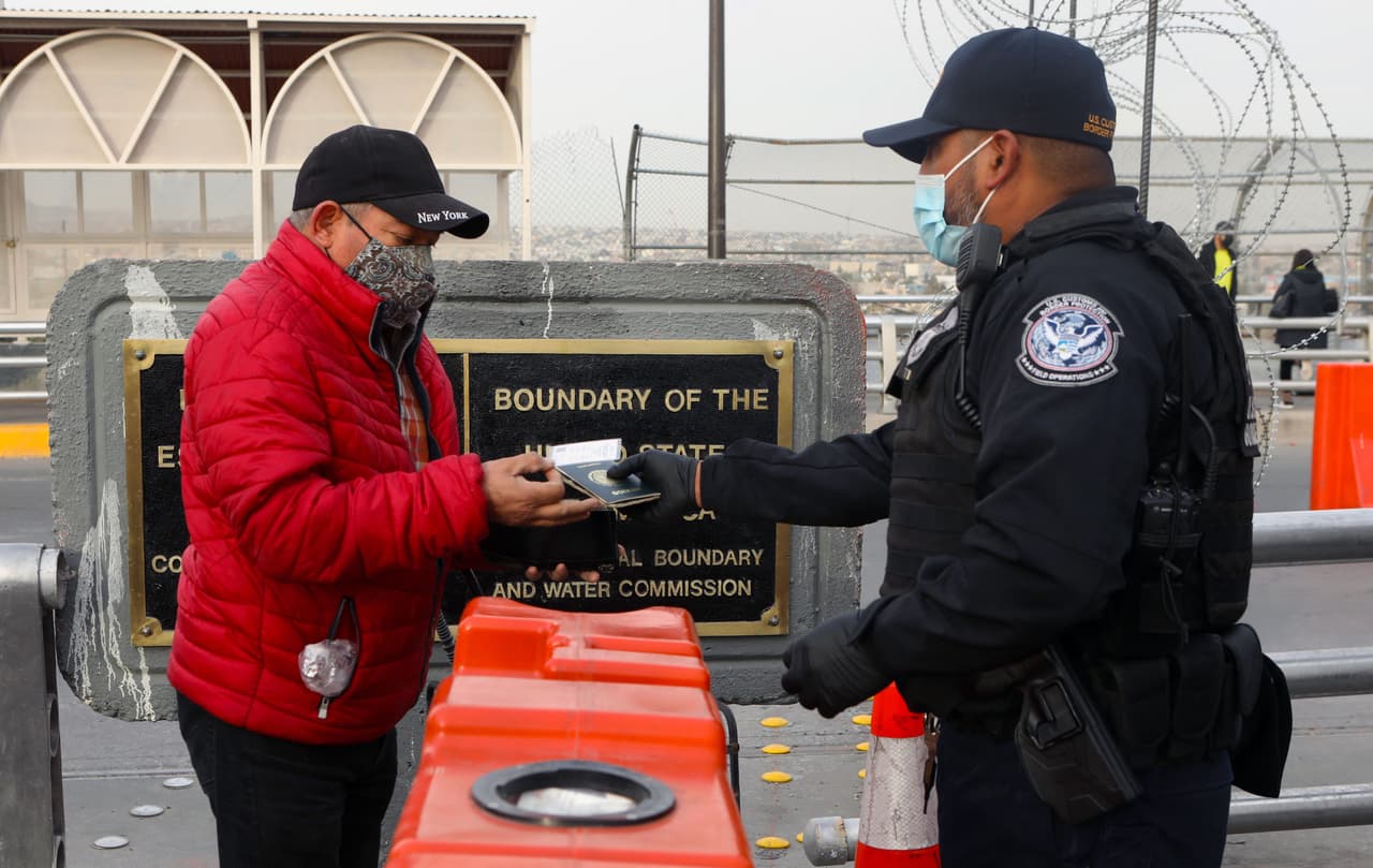 Averigua si puedes viajar fuera de EEUU: esta es la recomendación para ciertos inmigrantes