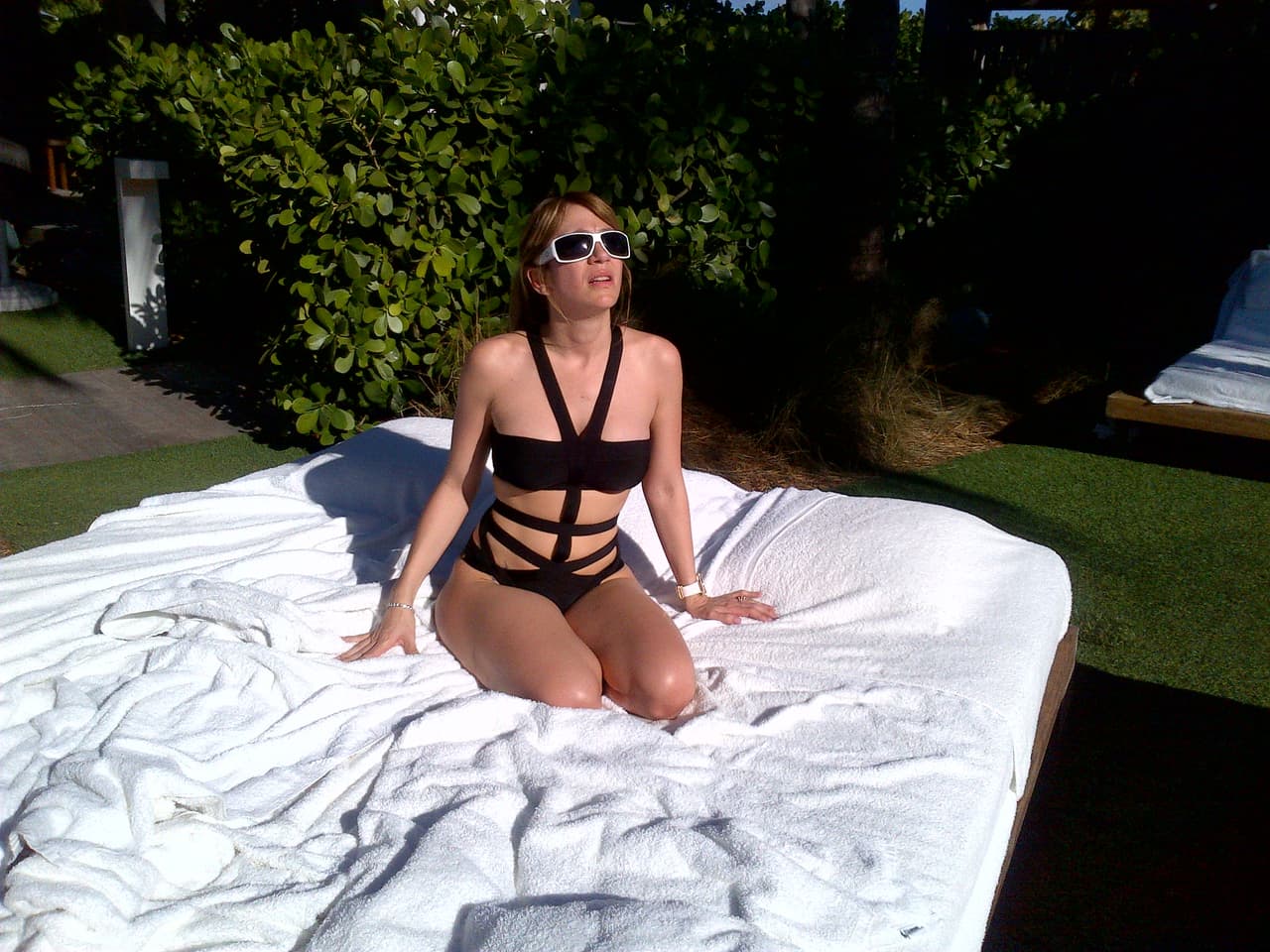 En corset, short, mini falda y hasta en bikini, Noelia es irresistible.