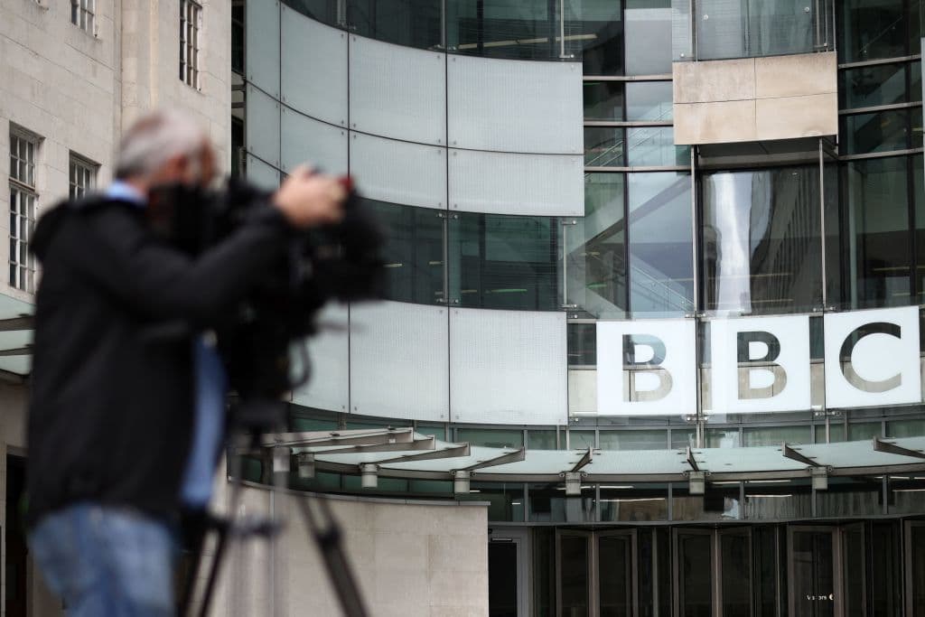 La BBC suspende a un presentador acusado de pagar $45,000 a un menor por fotos explícitas