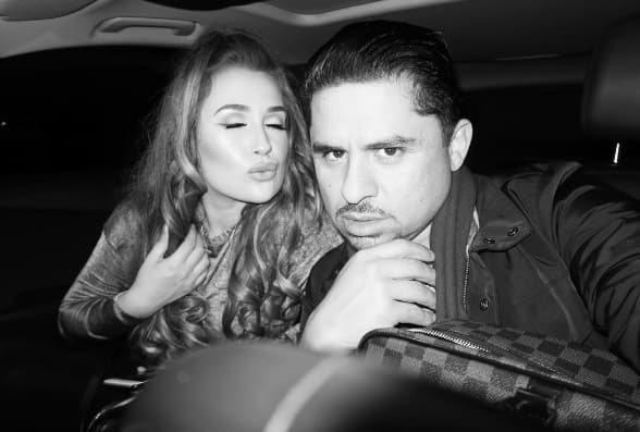 Larry, nominado a Mi Artista Regional Mexicano, también da paseos con Kenia en su automóvil, pero les encanta tomarse selfies.