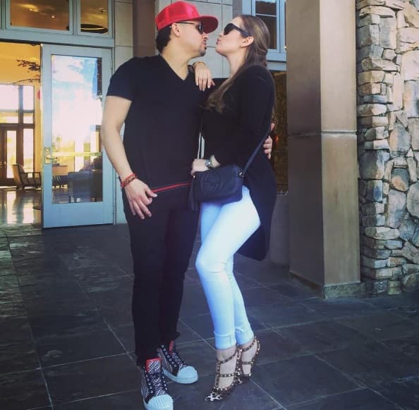 Los que tampoco paran de darse besos son Larry Hernández y Kenia Ontiveros. Cuando no trabajan se van de shopping y cuidan de sus hermosas hijas.