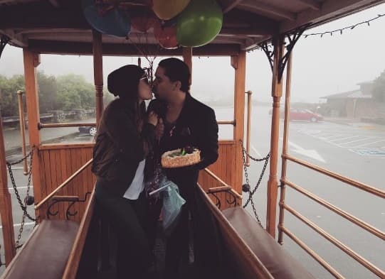 Lejos de los escenarios, Larry recibe sorpresas como esta. Kenia no dejó de celebrar a su amado en su cumpleaños, con una torta en San Francisco.