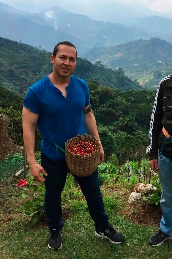 Foto suministrada por la familia Hernández que muestra a Eyvin Hernández recogiendo café durante una vacación en Colombia en el 2019. Hernández es uno de tres estadodunidenses detenidos recientemente en Venezuela por tratar de ingresar al país ilegalmente. (Familia Hernández vía AP)