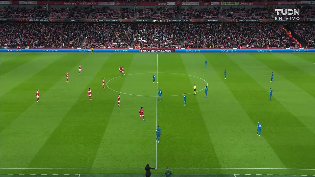 Arranca el partido y la pelota está en juego.