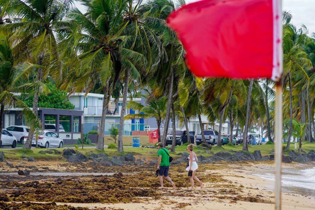 Otras personas llegaban hasta la playa en Luquillo y al ver las banderas cambiaban de plan.
