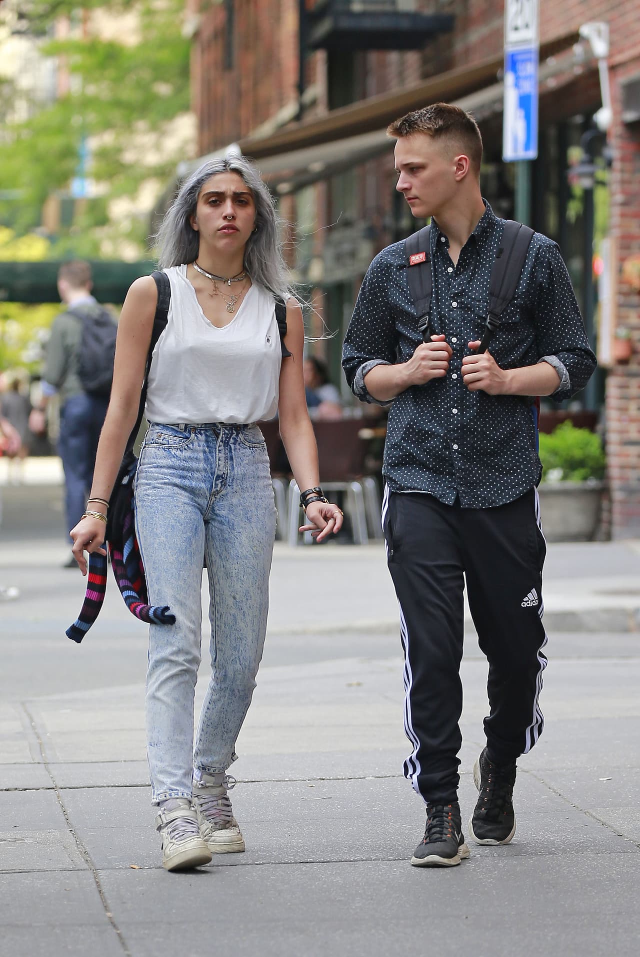 Un estilo desenfadado, juvenil y relajado. Su cabello gris lo complementa.