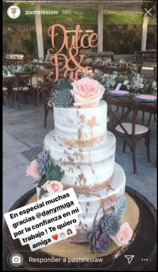 El pastel fue de tres pisos y destacó por sus tonos rosas. También llevaba los nombres de los novios.