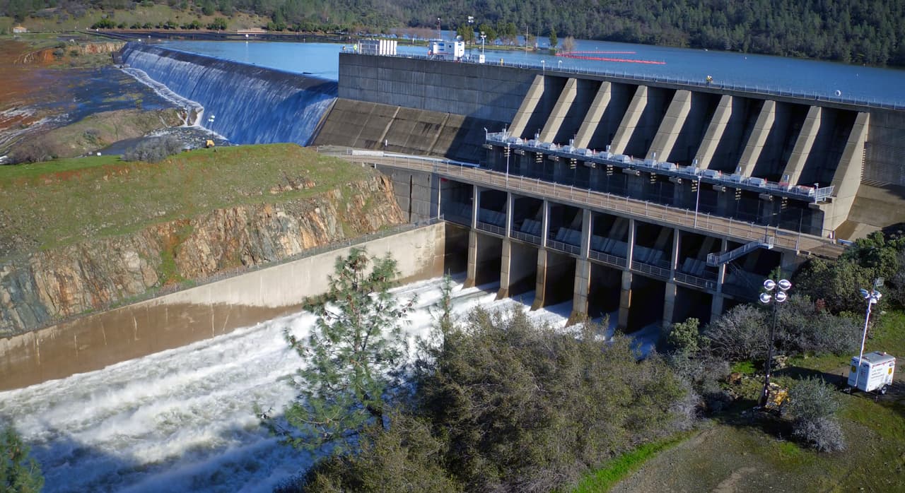 El dique desbordado liberaba el sábado entre 5,000 y 10,000 pies cúbicos de agua por segundo.
