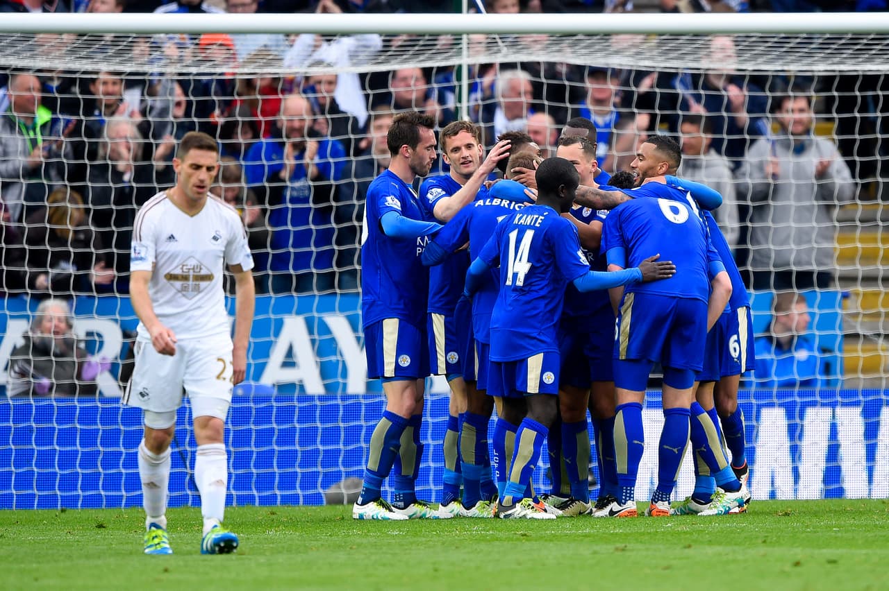 Leicester se acerca un paso más al título al golear al Swansea