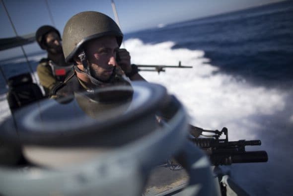 Los próximos pasos del movimiento islamista Hamás y de Israel son claves para detener la espiral de violencia que estalló el miércoles en la zona, en un aparente intento de la Yihad Islámica de arrastrar a ambas partes a un nuevo conflicto armado. "Israel considera a Hamás responsable de todo lo que ocurre (en Gaza): es el que ejerce la soberanía y el que debe responder por todo lo que ocurre", declaró un alto mando militar israelí en la zona, que reconoció que en los últimos meses no ve a milicianos de este grupo "participar en acciones terroristas". Para la Yihad Islámica, lanzar cohetes es "un medio excelente para avergonzar a Hamás, con el fin de demostrar que son ellos los que definen la agenda (política) en Gaza, mientras Hamás ha abandonado la yihad y la resistencia (armada) en busca del poder", escribe hoy el experto israelí en asuntos árabes y de Oriente Medio, Avi Isajarov. Organización mucho más pequeña, versátil e ideológica que Hamás, y sobre todo sin responsabilidades de gobierno, la Yihad trata de reavivar la lucha armada y "hace grandes esfuerzos para arrastrar (a ambas partes) a un nuevo conflicto", apelando en esta ocasión a la muerte de tres de sus hombres. Netanyahu debe decidir ahora "si quiere más violencia o seguir el toma y daca habitual con las milicias", subraya el académico.