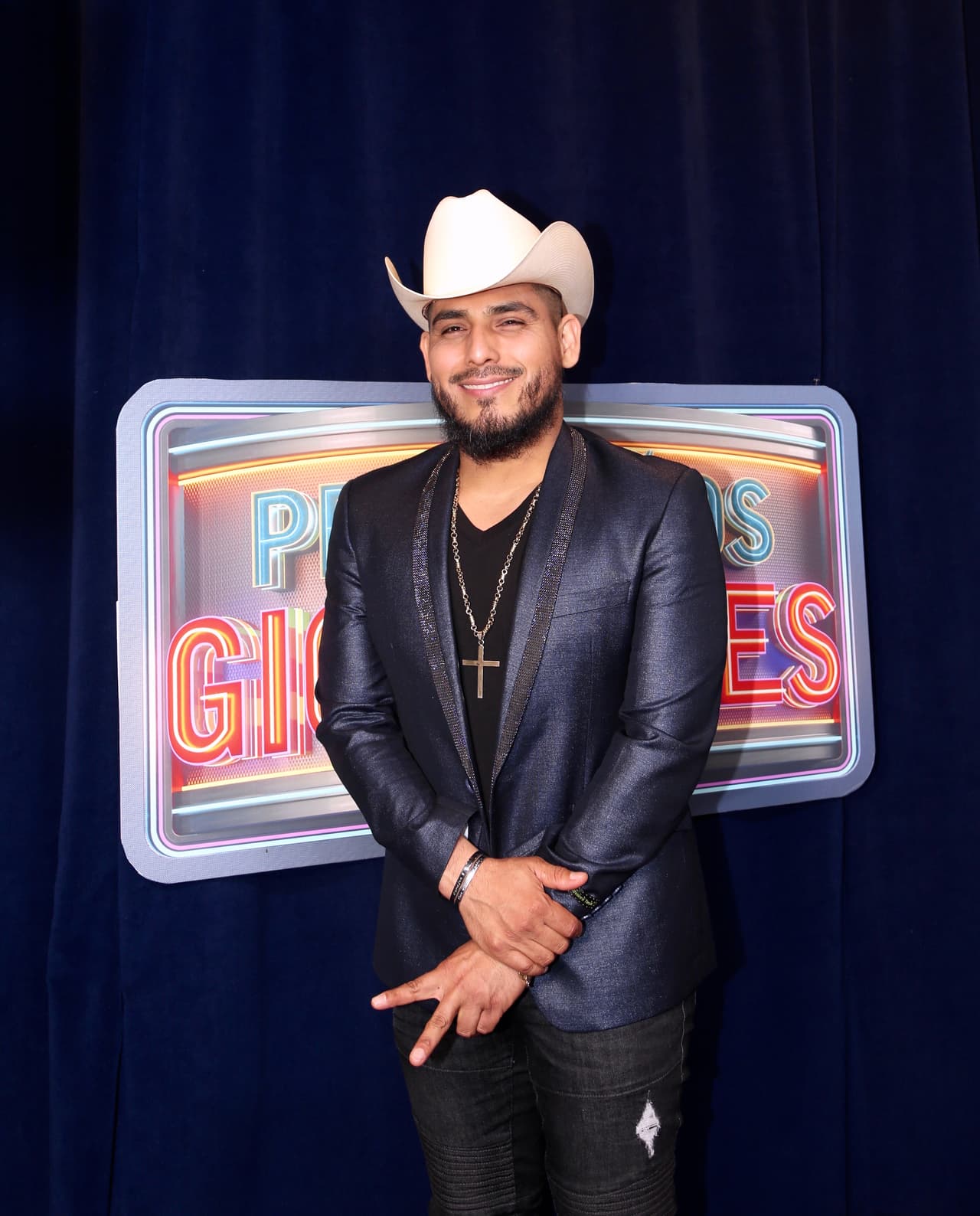 ‘El Cantautor del Pueblo’ revivió aquel curioso momento con una imagen dividida en la que se le ve a ambos luciendo un outfit casi igual.