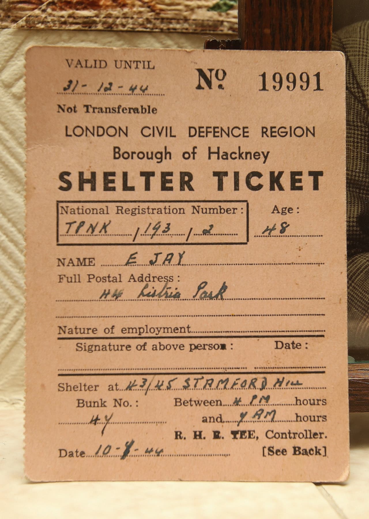 ¡Mira la fecha! El ticket era válido hasta el 31 de diciembre de 1944, ¡ya nadie podría entrar al refugio!