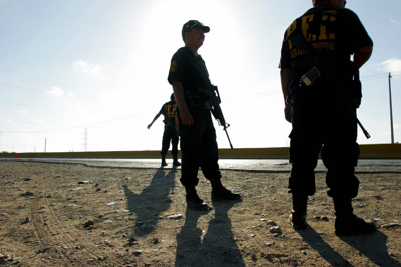 Encuentran un cadáver con señales de tortura a la orilla de la carretera y envuelto en una lona de plástico