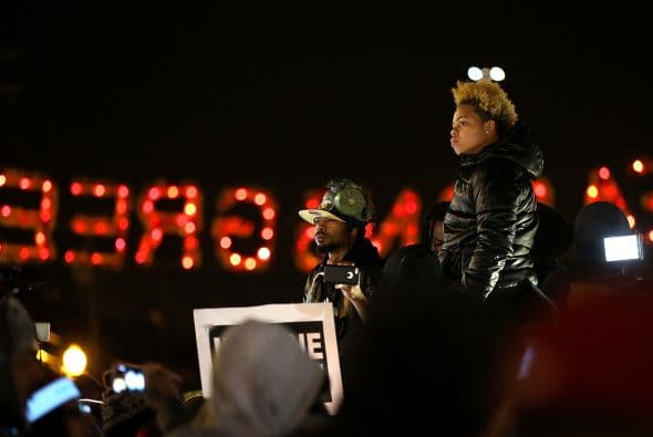 Minutos antes, un grupo de jóvenes escuchaba en la radio el veredicto del gran jurado.