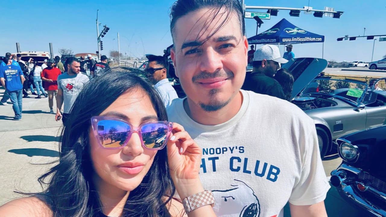 Karina posa junto a su esposo, Juan José Oviedo, mientras disfrutan de una actividad en el norte de Texas.