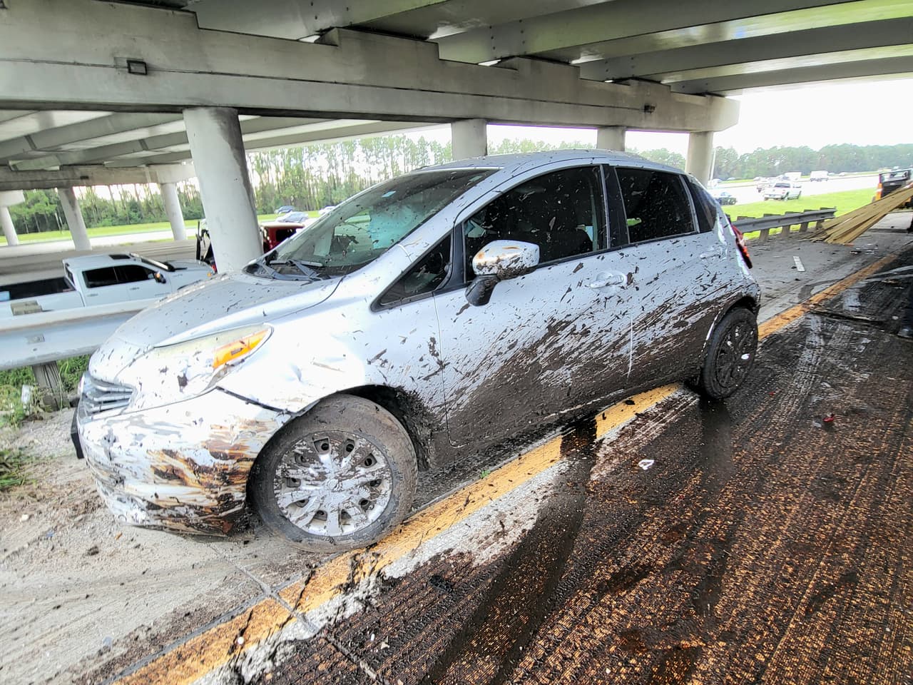 Un accidente múltiple en la intersección de la I-75 y Carretera Estatal 60, en Brandon, en el condado Hillsborough, dejó ocho personas heridas. La causa fue un camión que arrojó tierra mojada a la calle.