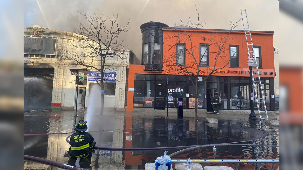 Las llamas ocasionaron el colapso de los rechos de ambos establecimientos, informaron las autoridades.