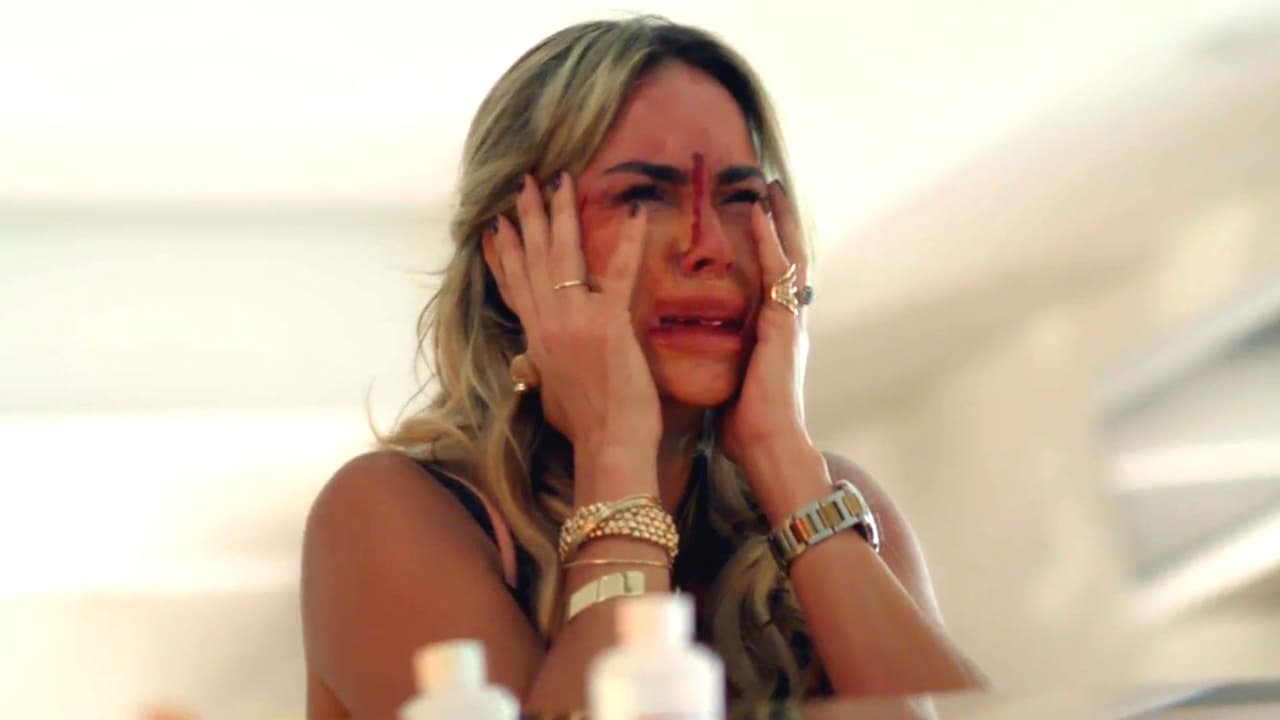 Minutos más tarde, las inyecciones dieron resultado y la mujer rompió en llanto tras ver su rostro desfigurado en el espejo.