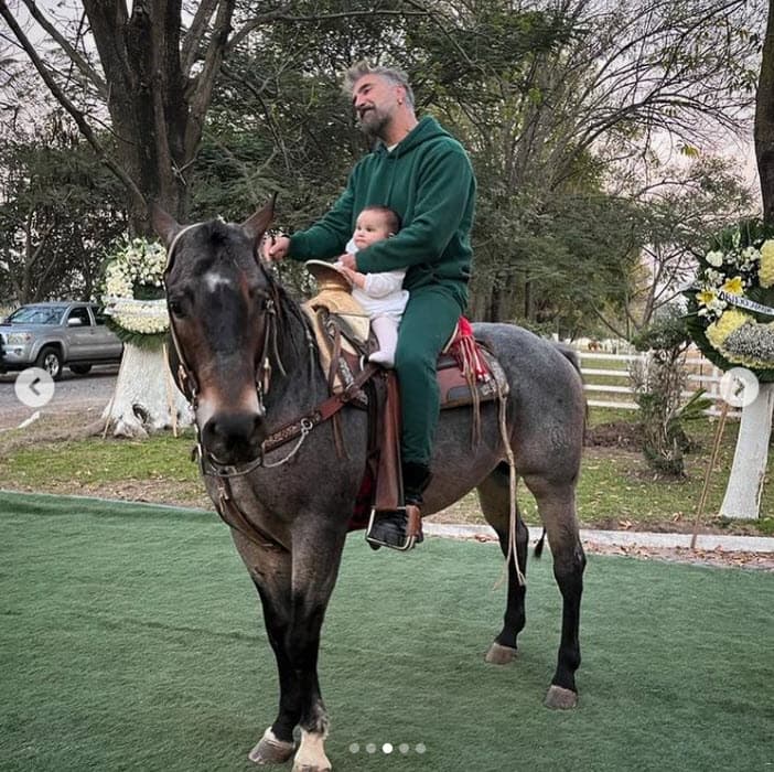En algunas de las imágenes, al cantante de 50 años se le ve sonriente con su nieta, pero en otras su rostro es menos feliz a solo dos semanas de la partida de su querido padre. 
<br>